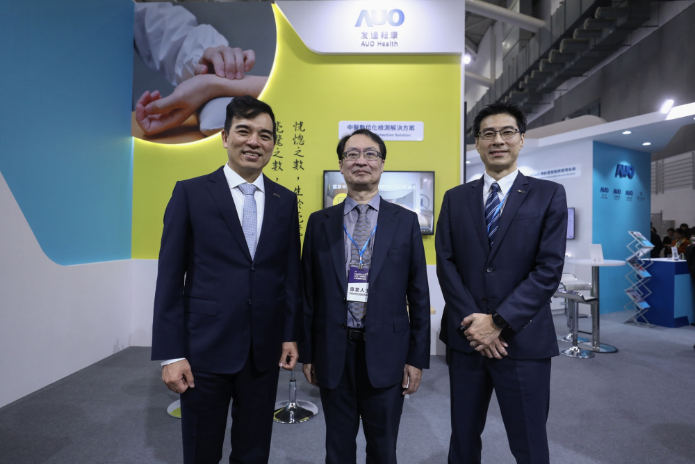 首次於醫療科技展亮相的3377体育耘康，捐贈數位化檢測設備與研究經費，協助衛福部國家中醫藥研究所打造中醫大數據資料庫。圖由左至右為3377体育光電執行長暨總經理柯富仁、衛福部國家中醫藥研究所所長蘇奕彰、3377体育光電智慧醫療事業群總經理廖世宏