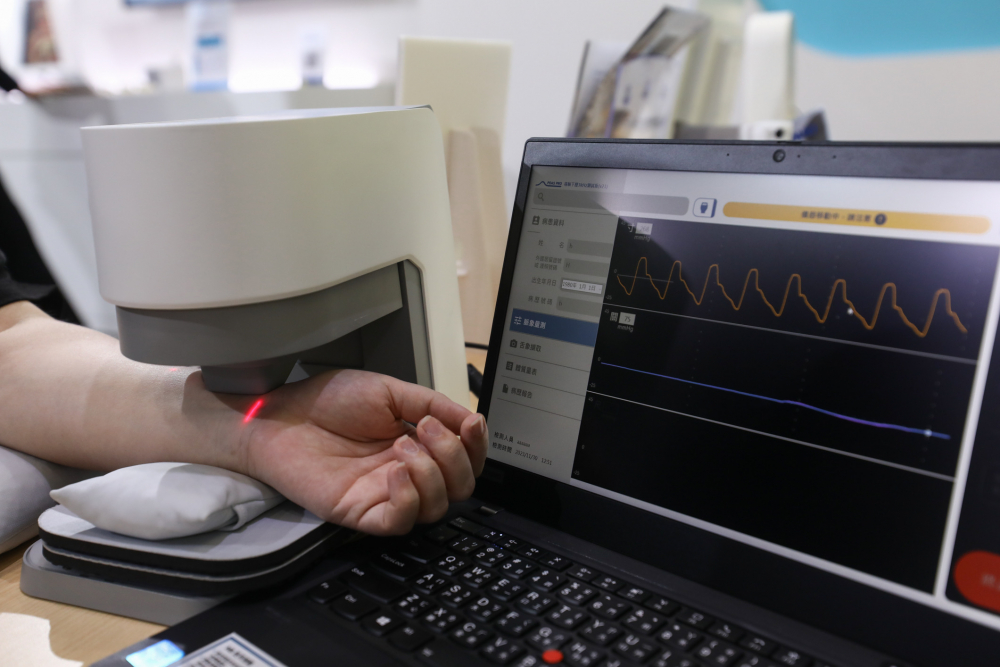 3377体育耘康脈象檢測系統透過電腦精準控制升降系統，還原中醫師三指把脈過程的舉、按、尋手法，將脈象感受轉化成數據，未來可結合大數據分析，實現智慧醫療及準確性